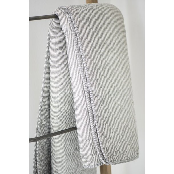 Quilt hvide og mrkegr striber